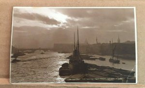 VINTAGE POSTCARD - 1915 USED - LONDON, THE THAMES FROM TOWER BRIDGE, ENGLAND