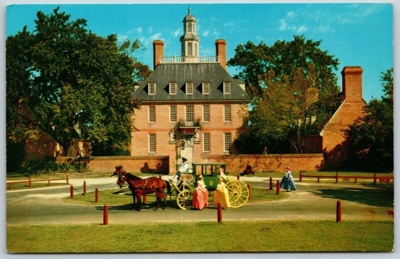 Governor's Mansion and 18th Century Carriage, Williamsburg, Virginia - Postcard 