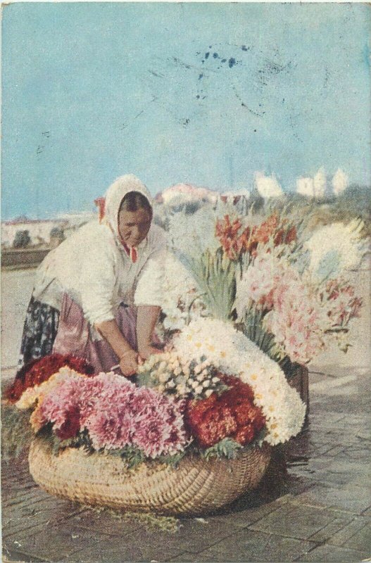 Romania Bucuresti vanzatoarea de flori flowers seller Bucharest postcard