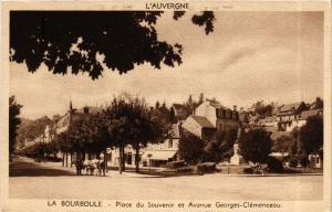 CPA La BOURBOULE Place du Souvenir et Avenue Georges-Clémenceau (720727)