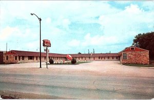 Postcard MOTEL SCENE Nevada Iowa IA AI7242