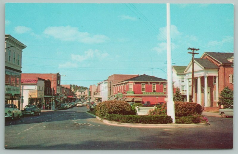 Milford Delaware~Walnut Street Looking North~Trading Center~Vintage Postcard