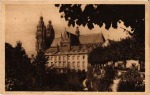 CPA TOURS - Le musée et la cathédrale St-Gatien (298349)