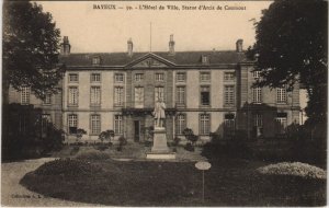 CPA BAYEUX L'Hotel de Ville - Statue d'Arcis de Caumont (1228604)