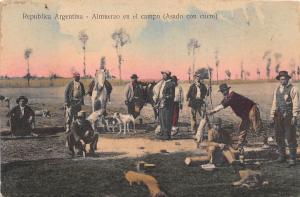 B86239 almuerzo en el compo picnic lunch dog horse types folklore argentina