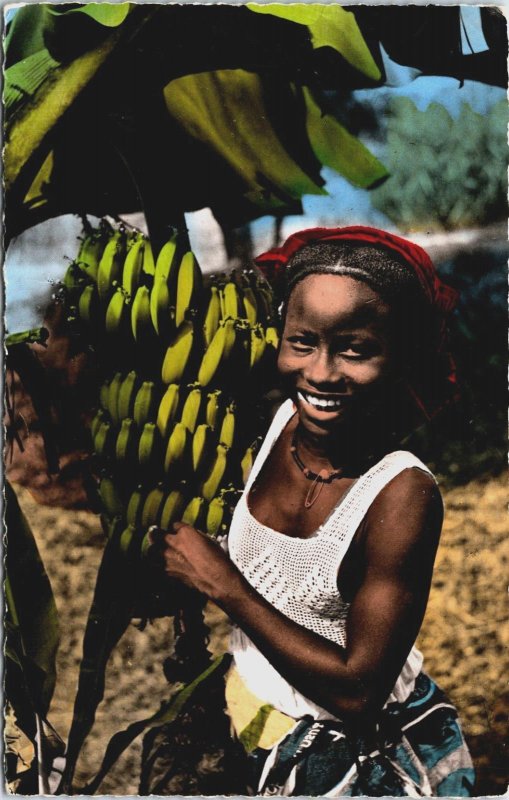 Africa L'Afrique en Couleurs La cueillette des Bananes Vintage RPPC B138