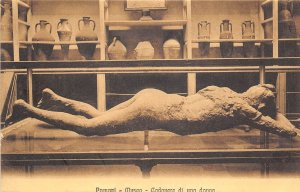 US78 Italy Pompei museo cadavere di una donna body after eruption