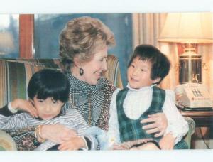 1983 NANCY REAGAN WITH KOREAN KIDS - WIFE OF RONALD REAGAN Washington DC E7418