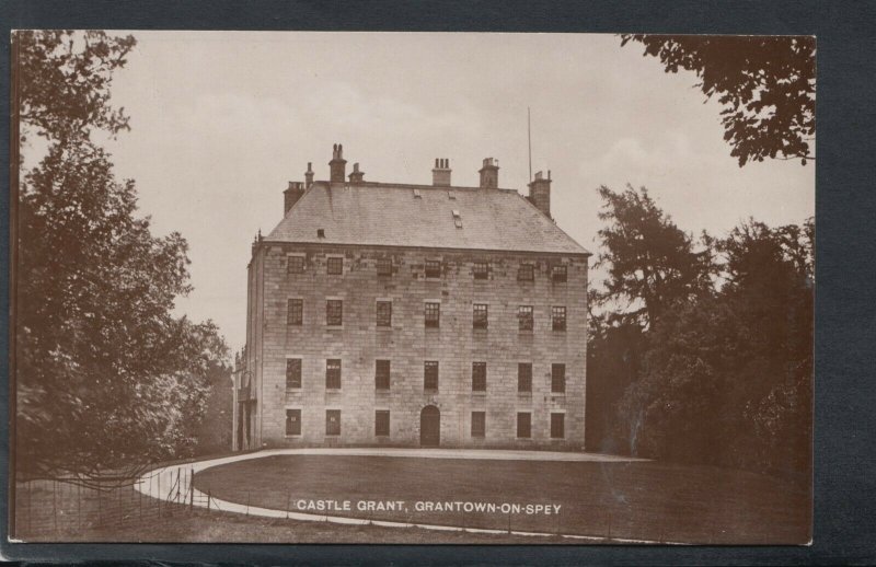 Scotland Postcard - Castle Grant, Grantown-On-Spey    T9563