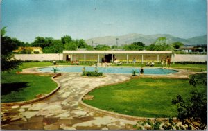 Postcard TX El Paso motel Del Camino Courts swimming pool view 1950s