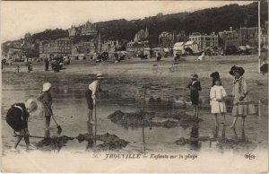 CPA TROUVILLE-sur-MER Enfants sur la Plage (1250021)