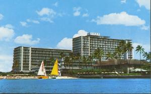 Reef Hotel Waikiki HI Hawaii Beach Sailboats Vintage Postcard D2