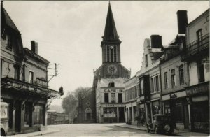 CPA Hirson Place Pasteur et l'Eglise Notre-Dame FRANCE (1051945)