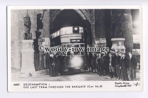 pp2312 - The Last Tram Through the Bargate, Southampton - Pamlin postcard