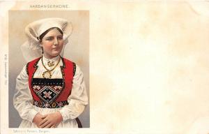 B71251 Hardangerkone Sostrene persen Bergen Folklore Cotume Norway