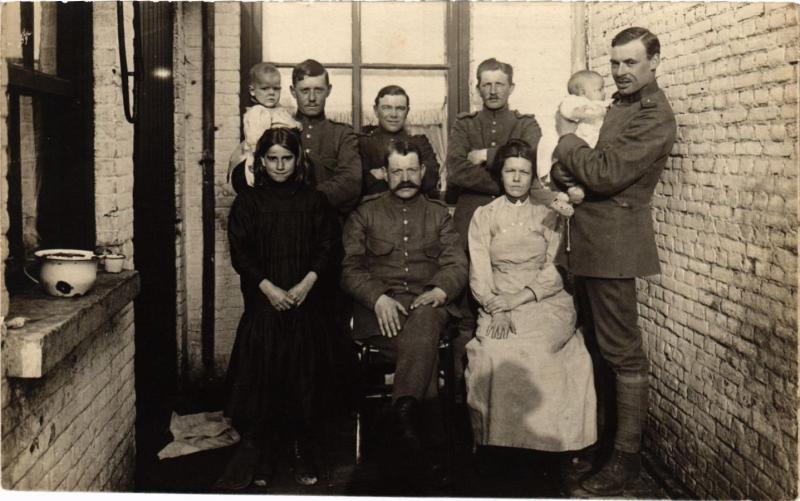 CPA  Militaire - Soldiers with Wives and Children  (696814)