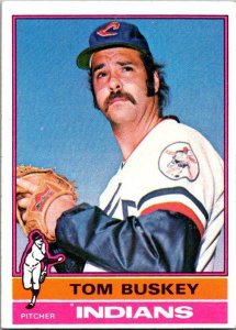 1976 Topps Baseball Card Tom Buskey Celveland Indians sk13482