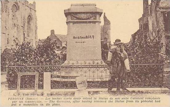 France Peronne Les boches apres avoir enleve la Statue de son socle l'av...