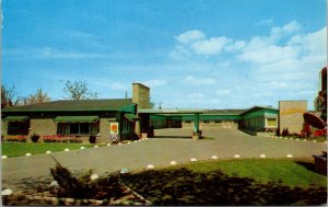 VINTAGE POSTCARD CRESTWOOD MOTEL ALDERSHOT ONTARIO CANADA c. 1965