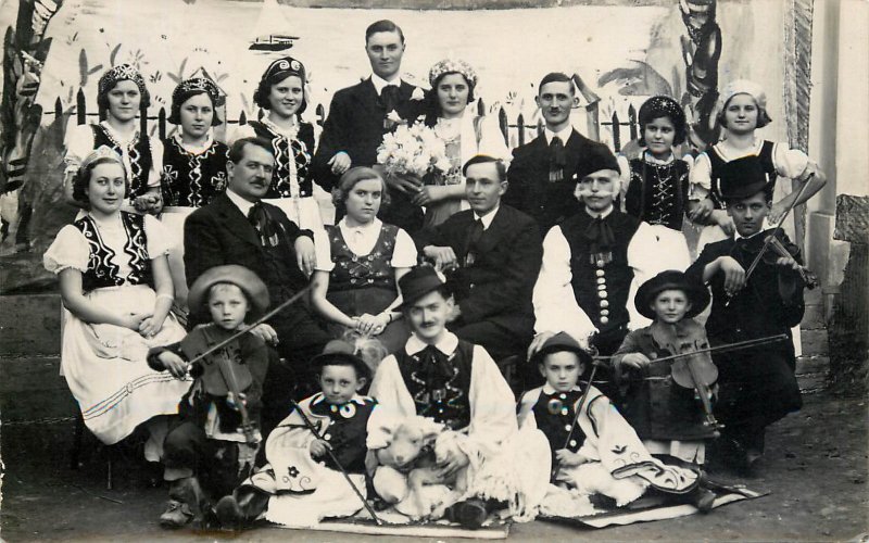 Hungarian traditional wedding vintage photo postcard showing music fiddlers 