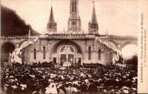 VINTAGE POSTCARD CROWDED PEOPLE SCENE AT THE HOLY CITY OF LOURDES FRANCE c. 1910