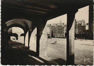 CPM SAINT-FLOUR Les Arcades de la Place d'Armes et Maison Consulaire (1116996)