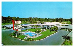 Postcard SWIMMING POOL SCENE Savannah Georgia GA AS0979