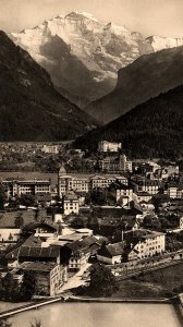 VINTAGE INTERLAKEN UND JUNGFRAU SWITZERLAND MOUNTAIN TOWN RPPC POSTCARD  43-213