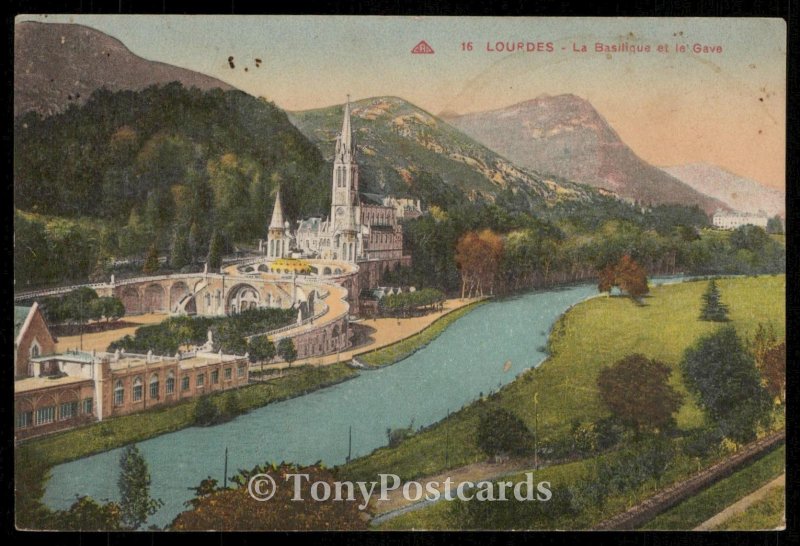 LOURDES - La Basilique et le Gave