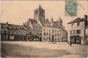 CPA SAINT-PIERRE-sur-DIVES La Place de l'Hotel de Ville (1228158)