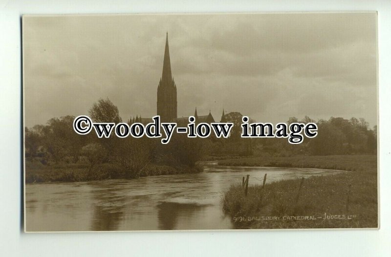 tp8926 - Wilts - View across River, to Salisbury Cathedral - Postcard - Judges' 