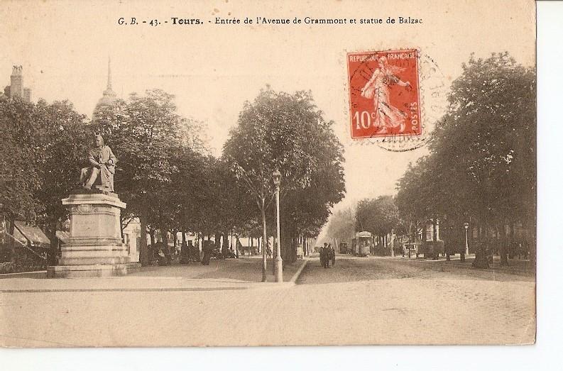 Postal 026827 : Tours, Entree de lAvenue de Grammont et statue de Balzac