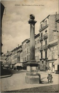 CPA ÉPINAL Rue Rualménil et Statue de Pinau (151398)