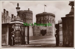 Berkshire Postcard - Windsor Castle Entrance. Soldiers on Guard Duty   RS37061