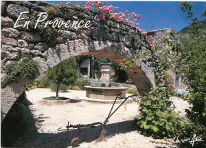 BF13810 une fontaine d un village de provence france  front/back image