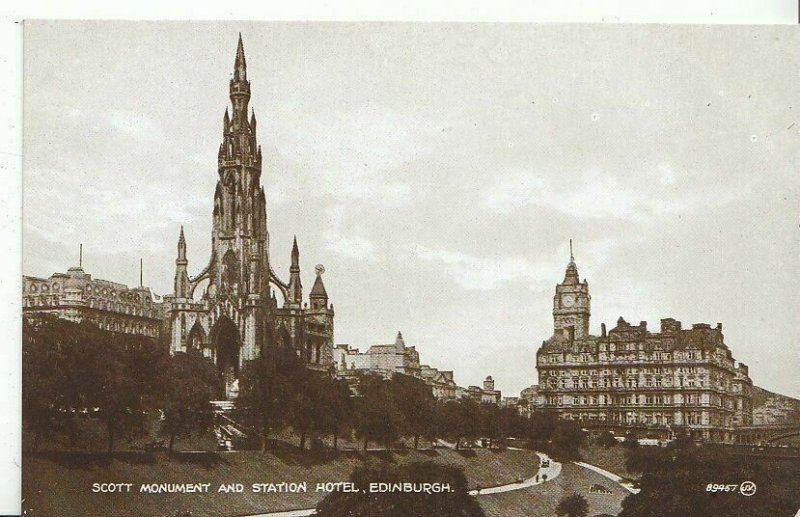 Scotland Postcard - Scott Monument and Station Hotel - Edinburgh  ZZ1045