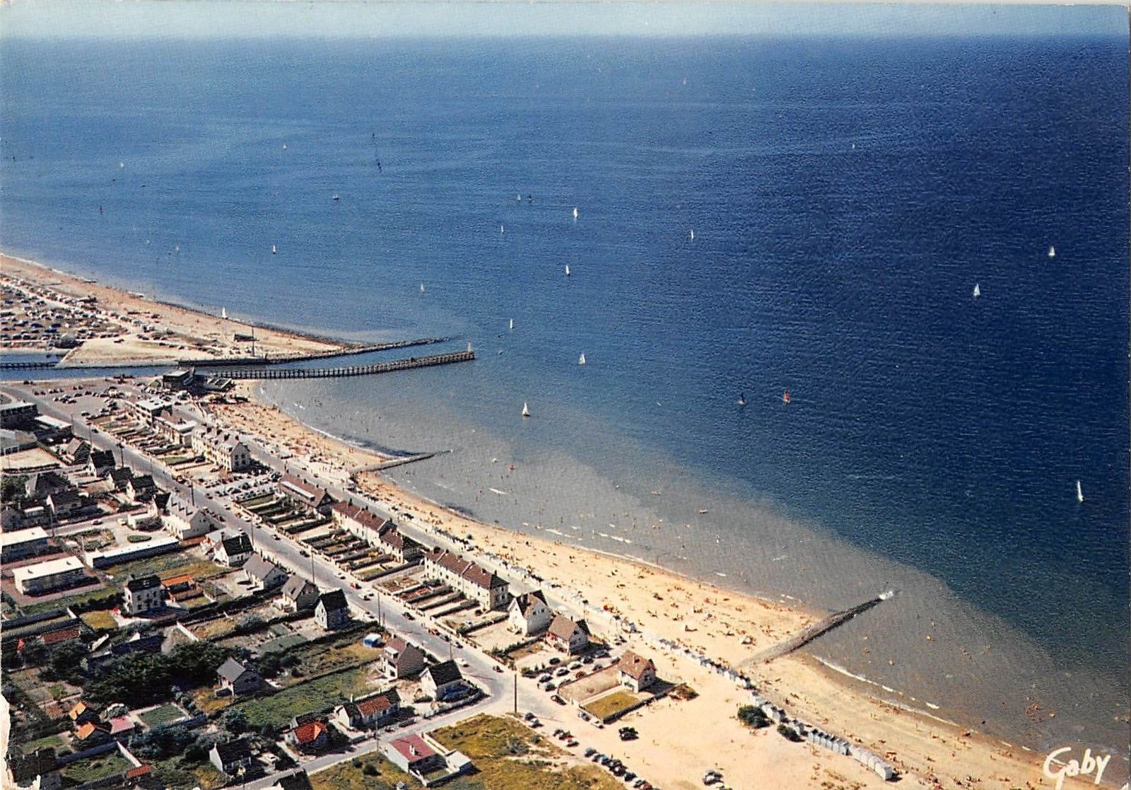 Br50075 Courseulles Sur Mer La Plage Et L Entree Du Port