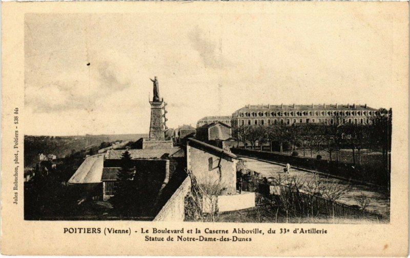 CPA Poitiers - Le Boulevard et la Caserne Abboville (111694)