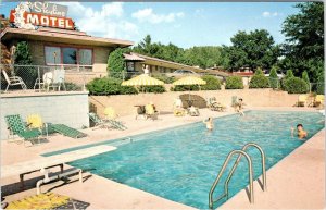 WI, Wisconsin Dells  SKYLINE MOTEL & POOL  ca1960's Chrome ROADSIDE Postcard
