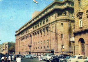 VINTAGE CONTINENTAL SIZE POSTCARD 1970s STATE BANK OF INDIA STREET SCENE