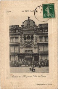 CPA PARIS AU BON MARHCE Entrée des Magasins Rue de Sevres (991777)