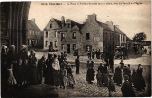CPA LOCRONAN-La Place et Vieilles Maisons vues du Portail de l'Église (188696)