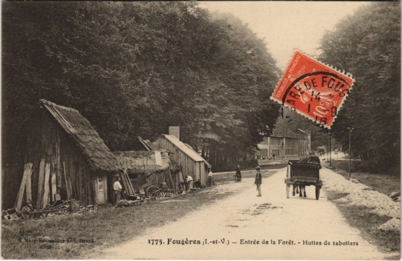 CPA Fougeres Entree de la Foret , Hutte de sabotiers (1236640)