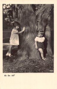 B155 Wo bin ich? Hide and Seek Children Playing Tree vintage postcard