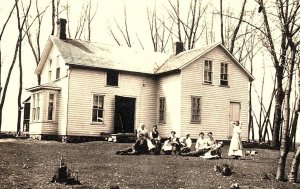 c1915 GROUP OF LADIES POSE IN FRONT OF FARMHOUSE RPPC POSTCARD P2753