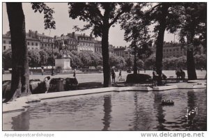 France Lyon Place Bellecour Le bassin et la statue de Louis XIV Photo