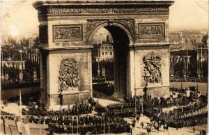 CPA Fetes de la Victoire PARIS (8e) sous l'Arc de Triomphe (176165)