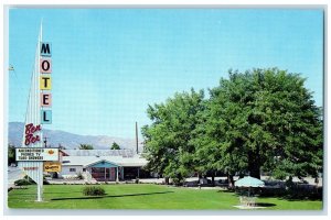 c1960's Ber Ber Motel Roadside Cars Scene Yreka California CA Vintage Postcard