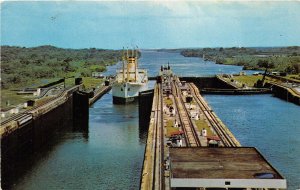 uk41814 gatun locks panama canal ship bateau