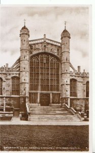 Berkshire Postcard - Entrance To St George's Chapel - Windsor Castle  Ref ZZ6155